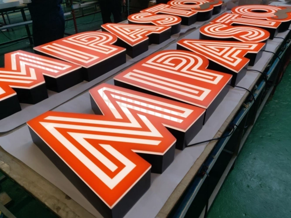 适合定制发光字上有图形和logo